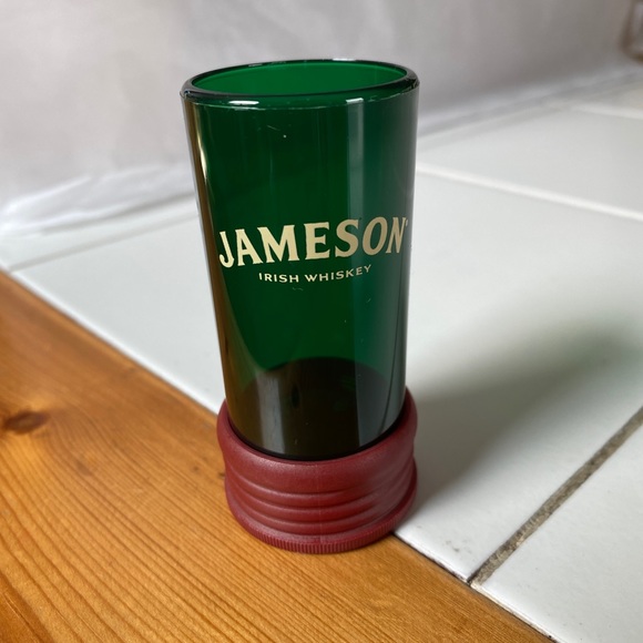 24 Bottle Cap Jameson Whiskey Plastic Shot Glasses - Picture 1 of 5